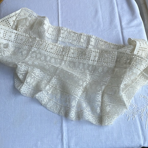 Antique Edwardian/Victorian patterned lace for skirt/dress hem - Picture 3 of 12
